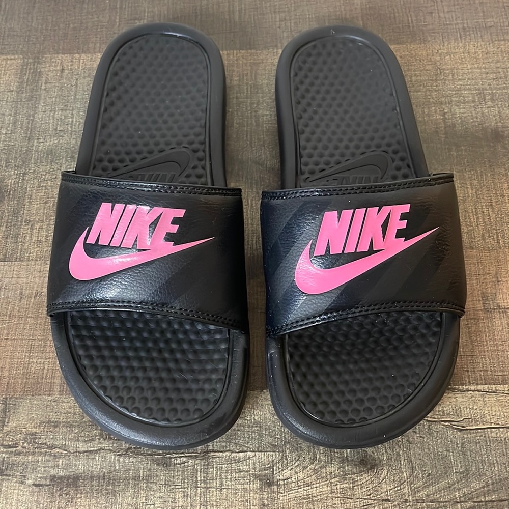 Women’s Nike black and pink slides. Size 8.